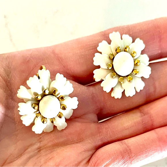 Vintage Clip-On Earrings, White Gold Toned Pinwheel Flower 1960s Floral - Picture 1 of 6